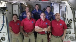 俄宇航员为国际空间站内壁裂缝打补丁
