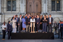11位女性、5位男性，巴黎市政厅因高层女性较多遭罚款