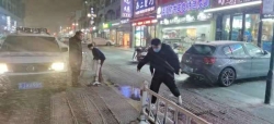 盐南高新区新河街道雪中突击抢修护栏