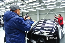 媒体大咖走进华人运通、东风悦达起亚—— 用镜头记录盐城汽车产业的美好