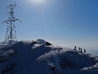 海拔4000米的冰雪电力巡检路