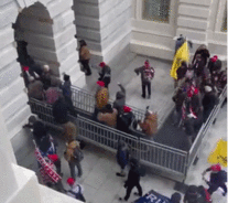 部分示威者攻破国会大厦！议员被疏散，特朗普视频讲话  