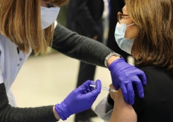 前6天仅500余人接种 法国政府承诺加快疫苗接种进度