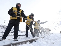 清理铁路积雪 确保行车安全