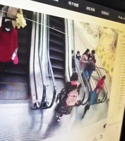 【暖新闻】帅呆了！电梯上婴儿车翻了……扬州水果哥飞身一扶