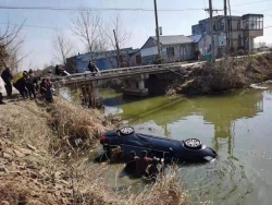 轿车失控坠入河中 黄尖群众合力营救3名落水者