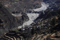 印度搜救冰川断裂幸存者 上百人仍失踪