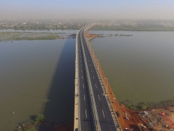 中国政府援尼日尔赛义尼·孔切将军大桥竣工通车
