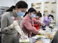 市气象局举办庆“三八”女职工烘焙活动