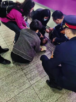 乘客突发脑梗塞晕倒南京火车站 两位盐城人挺身而出救助扬美名