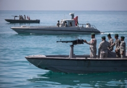 伊朗快艇逼近　美军舰开30枪警告