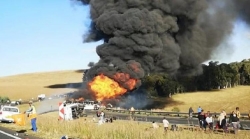 南非一辆公共汽车与油罐车相撞 致4人死亡多人受伤