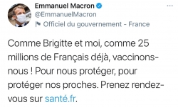 法国新冠疫情持续向好 马克龙夫妇接种新冠疫苗