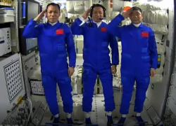 赞！神舟十二号3名航天员在太空向全国人民敬礼