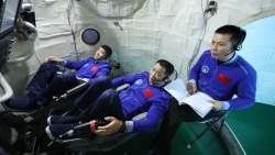 睡觉自由、WiFi覆盖、“包裹式淋浴间”……三位航天员在太空将如何生活？