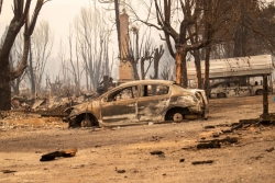 美国加州大规模山火还在烧 州长请求总统宣布8个县为重灾区