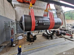 推力达500吨的整体式固体火箭发动机试车成功   