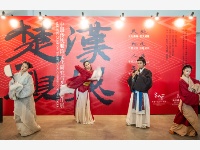 中国传统服饰研究创作展亮相北京服装学院