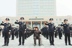 警察节，滨海公安举行了一场特殊的升旗仪式——跨越时空叩初心 95岁“老警”传警旗