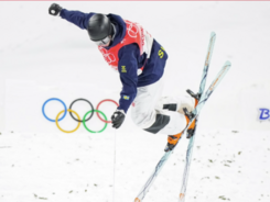 夺金时刻|瑞典选手瓦尔特·瓦尔贝里夺得自由式滑雪男子雪上技巧冠​军