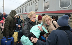 首列载有乌东地区难民火车抵达俄罗斯：约一千人，一半为儿童