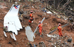消防救援人员搜寻到部分遗体残骸、9件与遇难者身份相关的遗物和729块飞机残骸