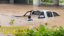 车辆将被洪水淹没 他三度扎进湍急洪水......