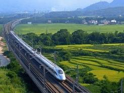 我国基础设施实现跨越式发展 建成世界最大高速铁路网