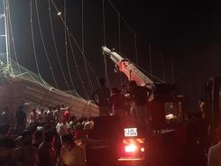 印度发生桥梁坍塌事故 已致141人死亡