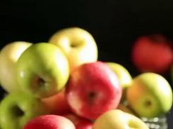 红黄绿哪种苹果更有营养？什么时间吃更适宜？