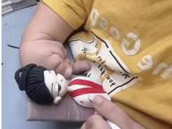 95后女孩瘫痪20年自学制作黏土娃娃：捏黏土治愈了自己
