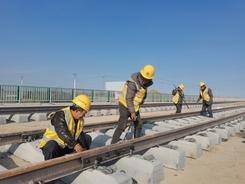 滨海港工业园区站场铺轨工程正式开始  