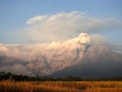 印尼火山继续喷发 警惕泥石流威胁
