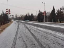 北京多区发布道路结冰预警 明日晚高峰路网压力大