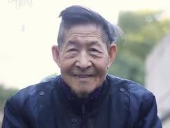 致敬！拾荒助学的91岁老爷爷签下遗体捐献书