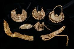 金属探测器立功 荷兰历史学者发现中世纪宝藏 
