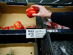西红柿只能买三个 英国遭遇“果蔬荒”