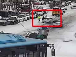 内蒙古乌兰浩特：司机突发晕厥 交警紧急破窗救人