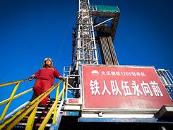大庆油田累计产油突破25亿吨 油田开发技术世界领先