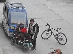 好样的！单车少年暖心救助被车压住的孩子