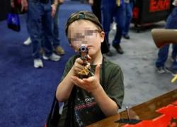 美国儿童试枪画面触目惊心 控枪人士怒批步枪协会