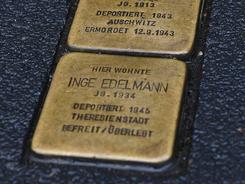 纪念纳粹大屠杀遇害者 德国艺术家安放第10万块“绊脚石”