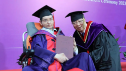 清华“轮椅博士”毕业了，他选择…… 