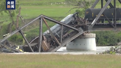美国蒙大拿州一铁路桥坍塌致列车脱轨 化学品流入河中