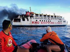 菲律宾渡轮海上起火 120人尽数获救