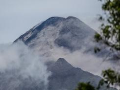 菲律宾最活跃火山持续喷发致2万人撤离