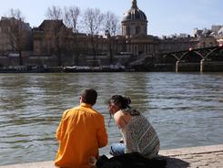 时隔100年 巴黎将恢复塞纳河游泳