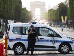 法国骚乱趋于平息 政府考虑加强社媒监管