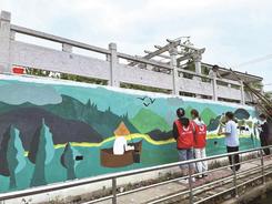 志愿者巧手绘彩墙 为乡村振兴添光彩