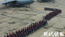 乘着“鲲鹏”去上学！空军用运-20飞机集中运送新飞行学员入学 